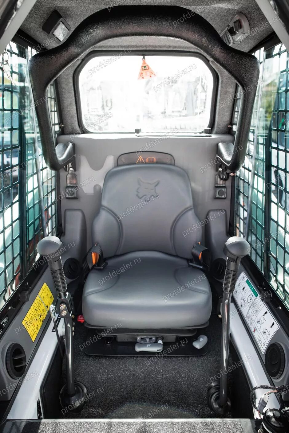 Управление bobcat. Бобкэт s100. погрузчик bobcat s100. bobcat s175 кабина. мини погрузчик бобкэт s100.