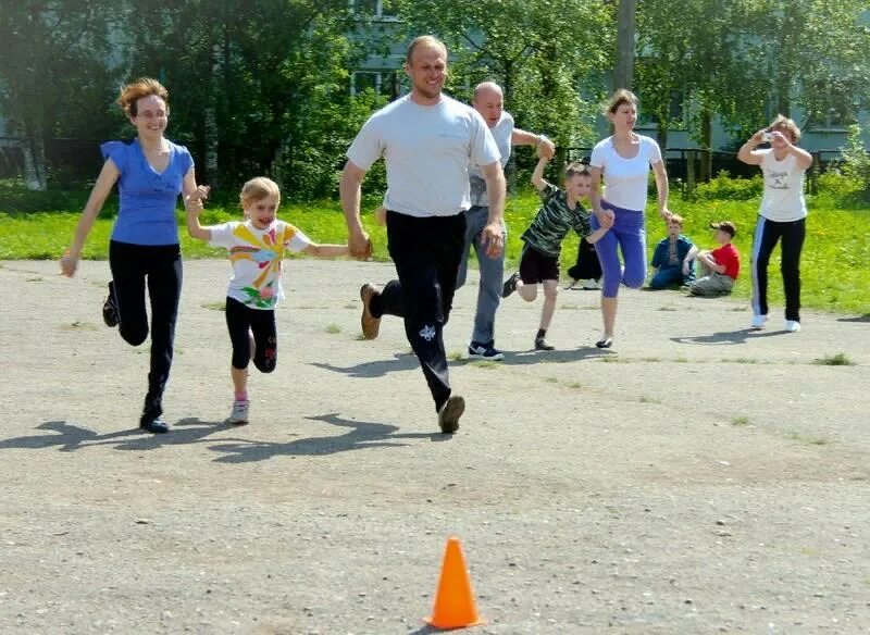 Спортивный праздник. Спортивные семейные эстафеты. Веселые старты семья. Веселые старты с родителями