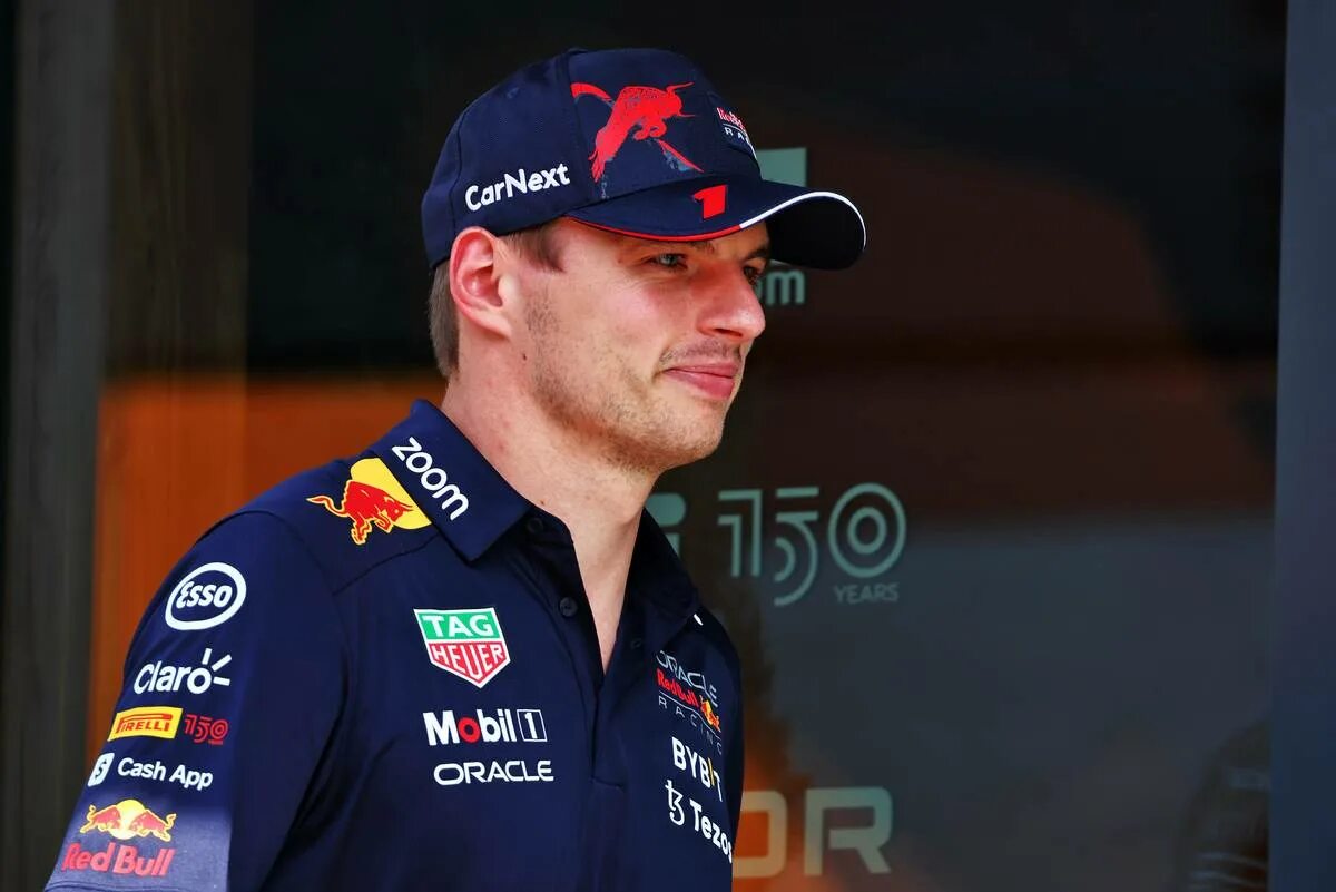 Машина ферстаппена. Макс ферстаппен пилоты формулы-1. Max verstappen hungarian gp 2022. Макс ферстаппен. Макс ферстаппен гонщик.