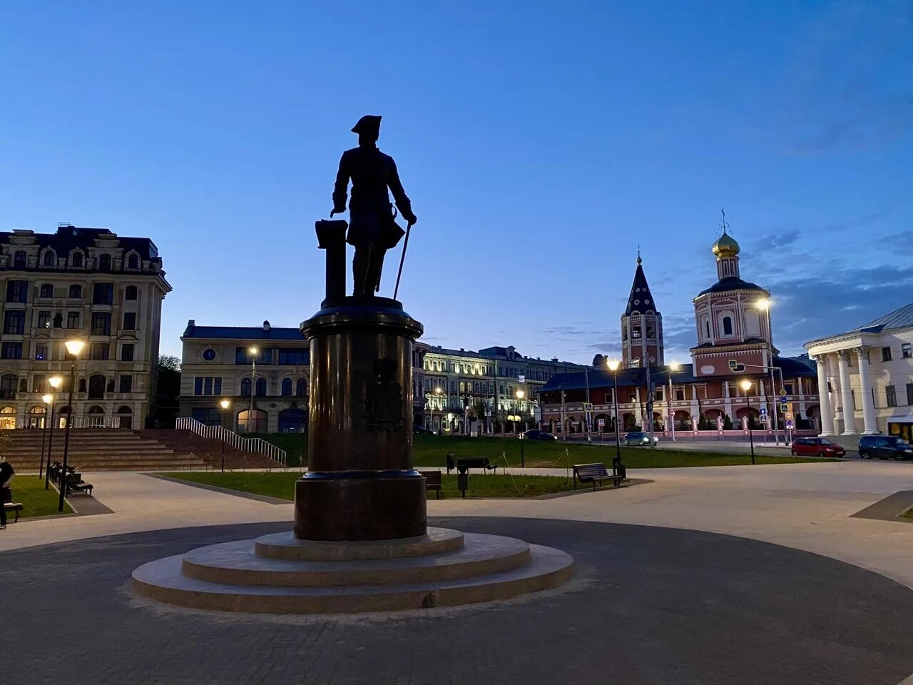 Пл имени. Площадь Петра в Саратове первого Саратова. Памятник Петру первому в Саратове. Площадь Петра первого в Саратове. Площадь Петра памятник в Саратове.