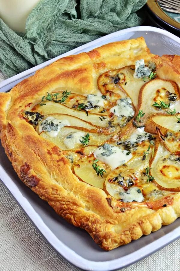 Слоеный пирог с грушей и сыром бри. Пирог с грушей и сыром. тарт с грушей и сыром. слоеный пирог с грушей и сыром. грушевый пирог слоеный с сыром.