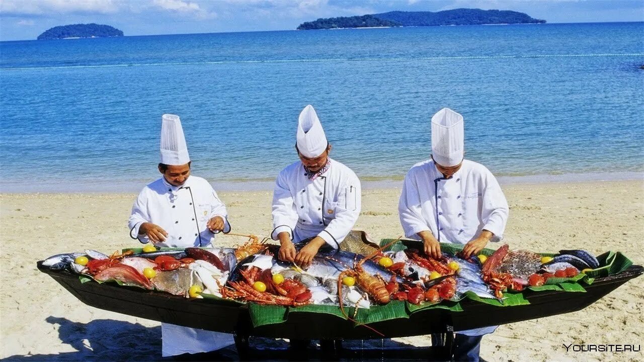 Судовой повар. Шеф повар ялта хусейн. Кок повар на корабле. Повар на кухне. Повар на корабле.
