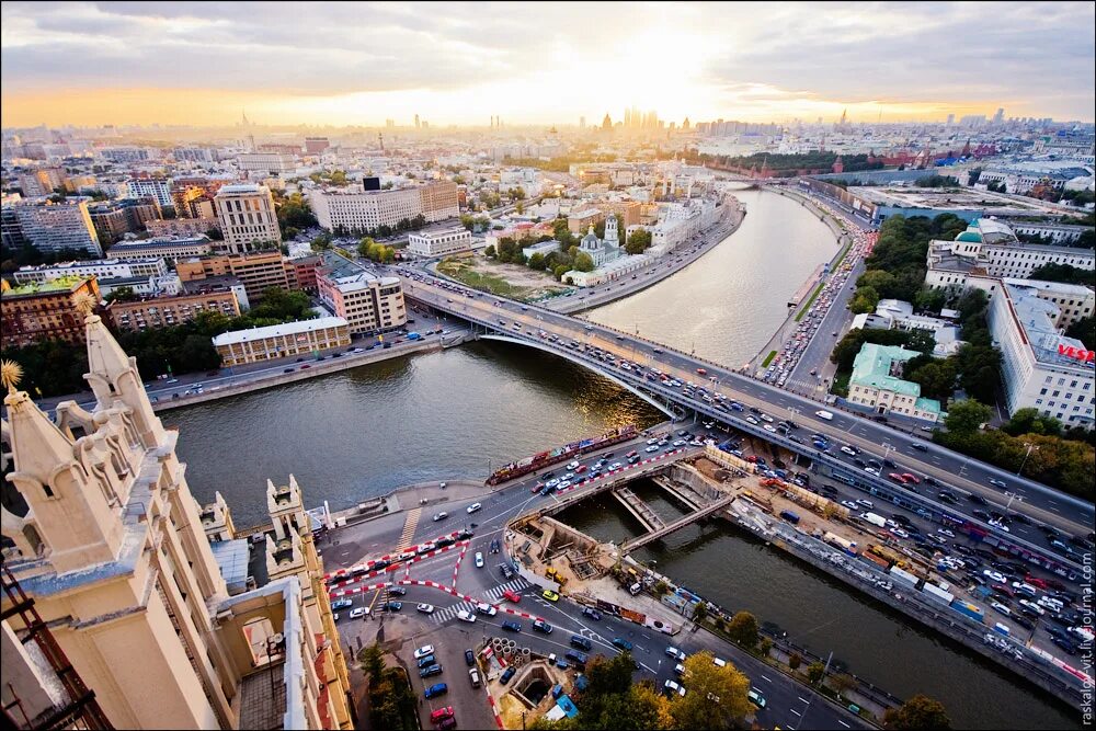 Москва крупнейший город европы. Большой Устьинский мост в Москве. Вид на Москву с Котельнической набережной. Вид на Москву с высотки на Котельнической набережной. Мост на Котельнической набережной.