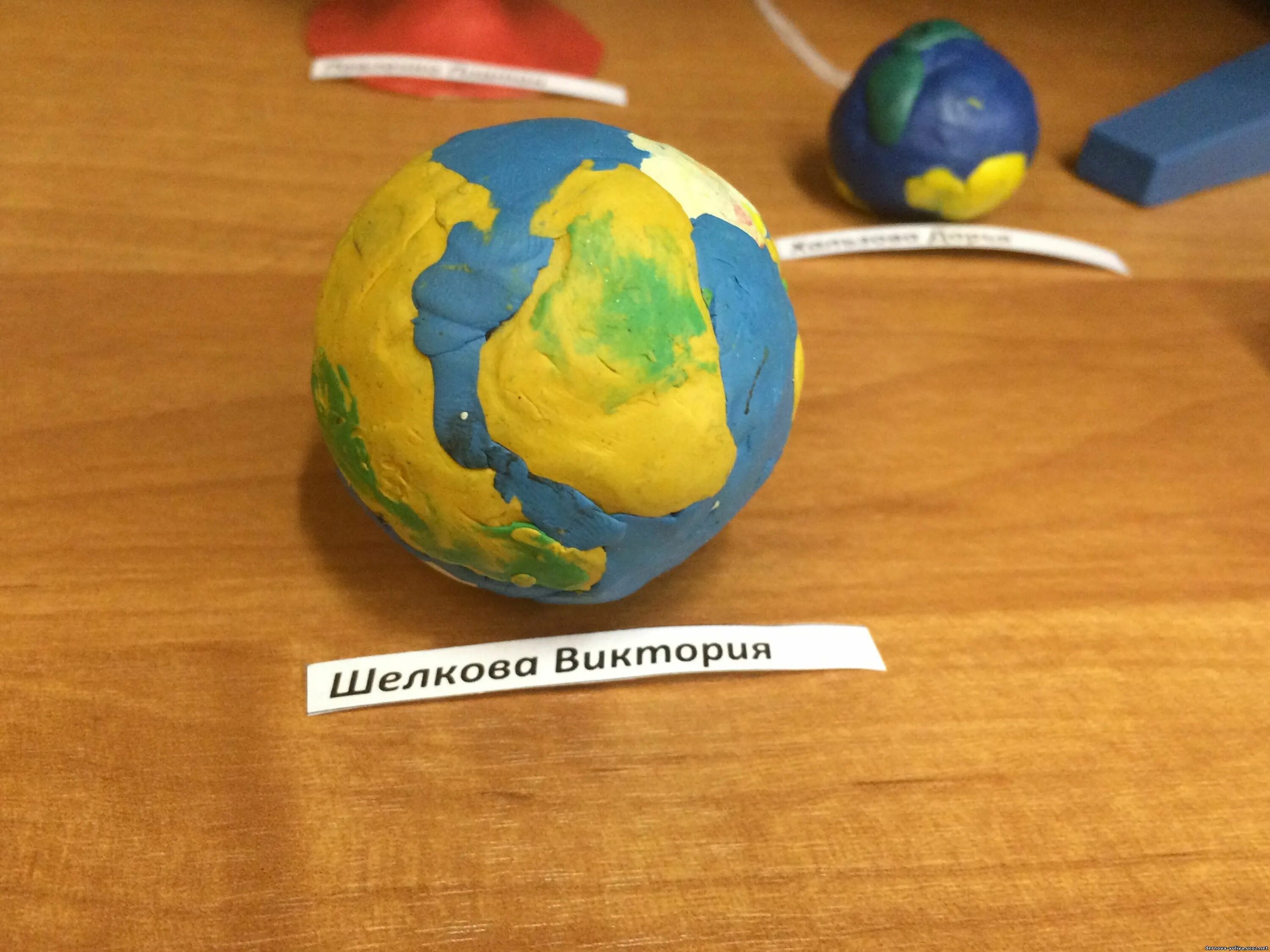 Глобус из пластилина. Вылепить модель земли. Макет земли из пластилина. Модель земли из пластилина. Макет земли поделка.