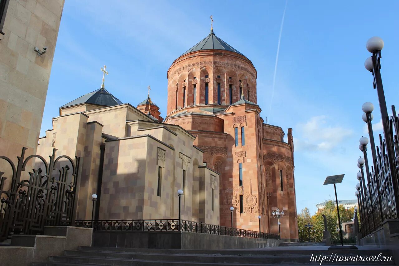 Армянский церковь какой. Армянский храм в москве. армянская церковь в нижнем новгороде. великий новгород армянская церковь. армянская церковь в сочи.