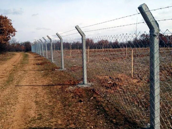 Забор из сетки. Бетонные столбы для сетки рабицы. Столбы под сетку рабица. Крепеж для монтирования сетки рабицы. Столбы под сетку.