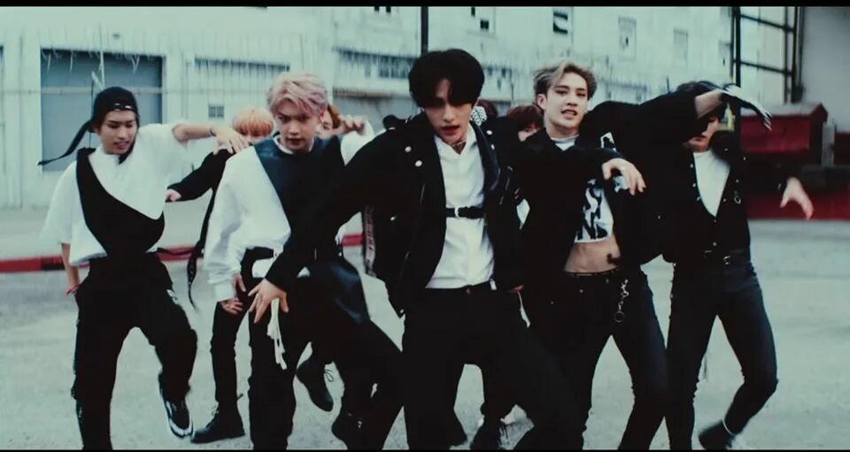 Stray kids песни speed up. Stray Kids Double Knot обложка. Блейзер Stray. Stray Outsiders. Double Knot Stray Kids Минхо.