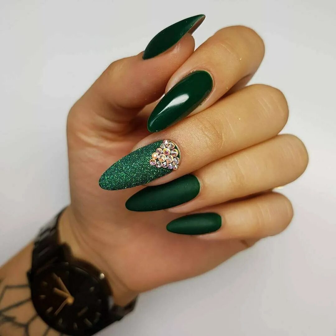 стилеты кошачий глаз изумруд. изумрудный матовый френч. изумрудный миндаль 2022. изумрудный матовый маникюр. изумрудные ногти дизайн миндаль.