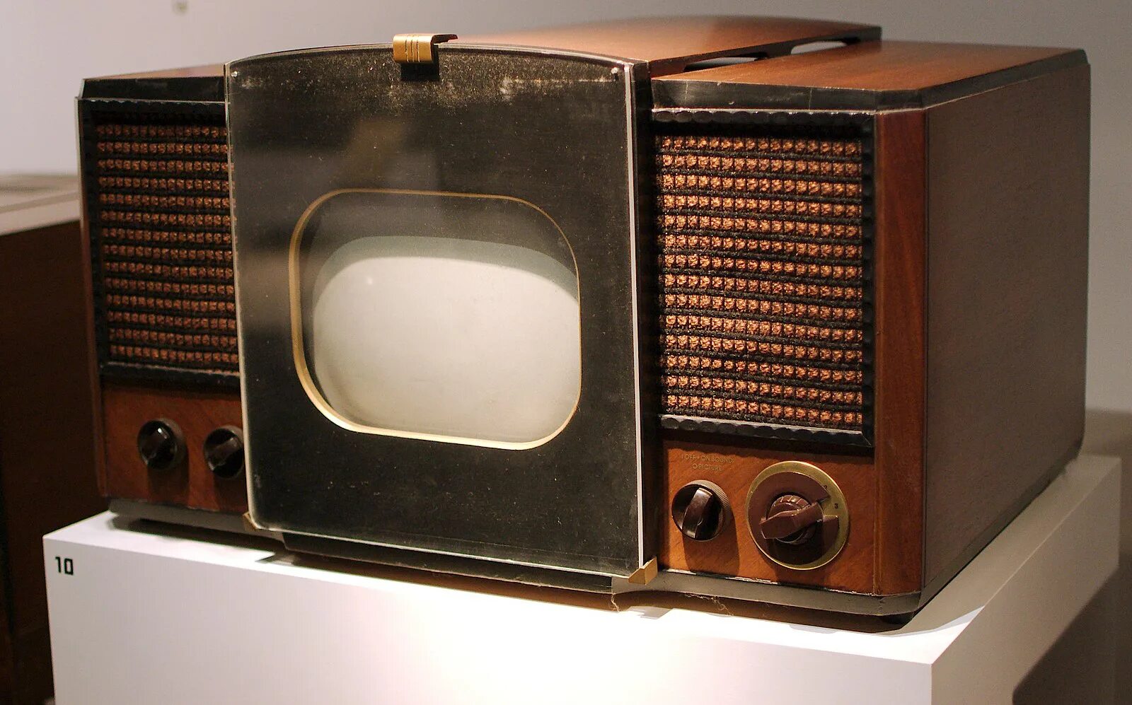 Какой был 1 телевизор. RCA 630ts Television. RCA 630-TS. Телевизор RCA 1946. Телевизор «Telefunken Fe-III» 1934.