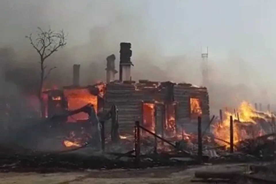 Вчерашний пожар. Не допустить лесной пожар. Пожар в частном доме. Пожарные на пожаре. Пожар фото.
