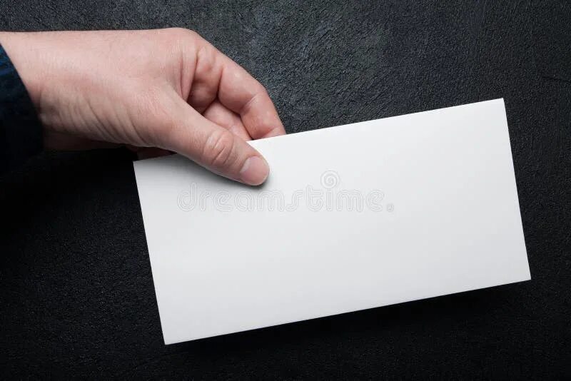 Mail fora. Конверт в руках. Белый конверт в руке. Почтовый конверт в руках. Запечатанный конверт в руках на фоне почты.