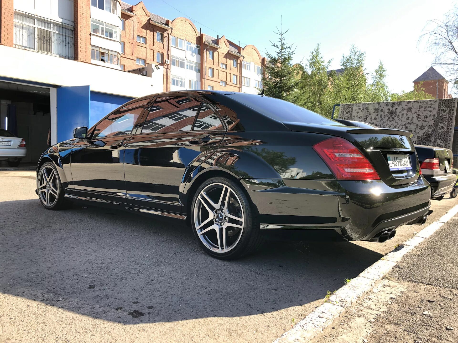 Авито купить мерседес 5 5. W221 r20 AMG. Mercedes Benz w221 AMG. R20 Mercedes Benz w221. W221 r19 AMG.