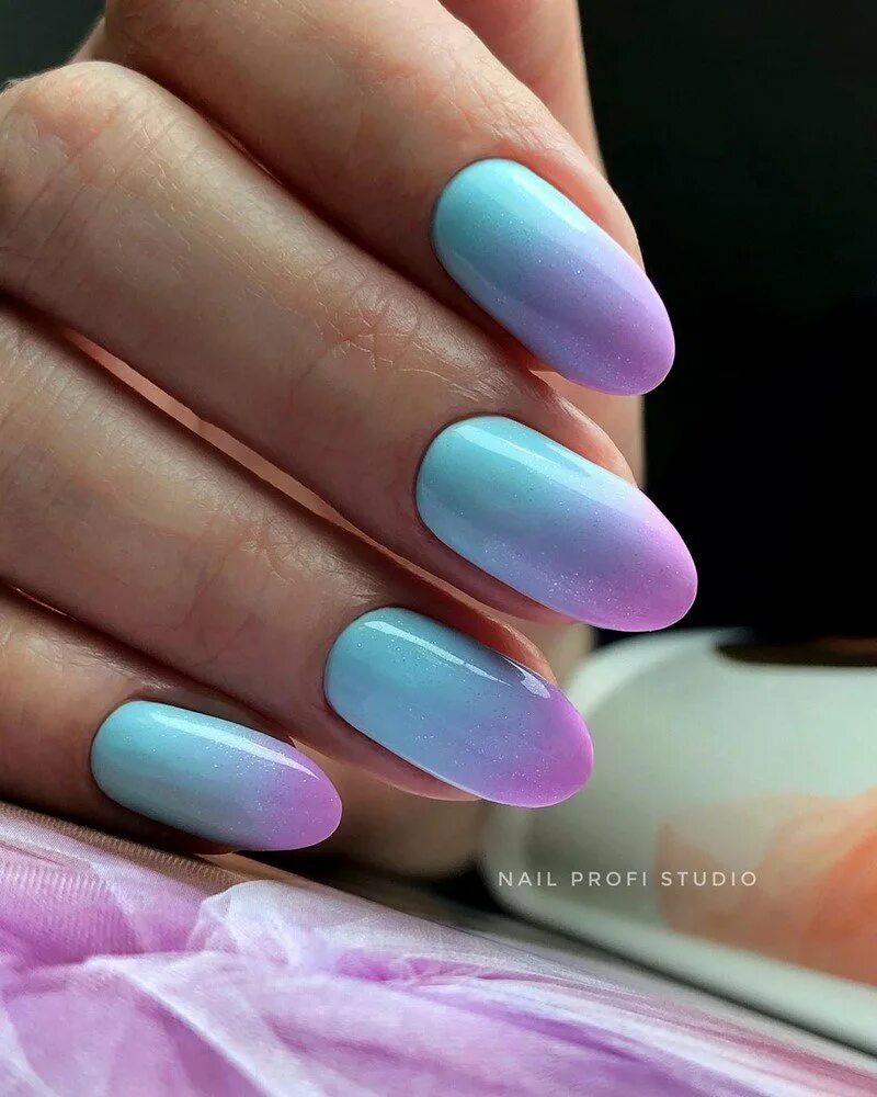 Красивое омбре на ногтях. Омбре на ногтях. Летний маникюр градиент. Сиренево голубой маникюр. Омбре на ногтях.