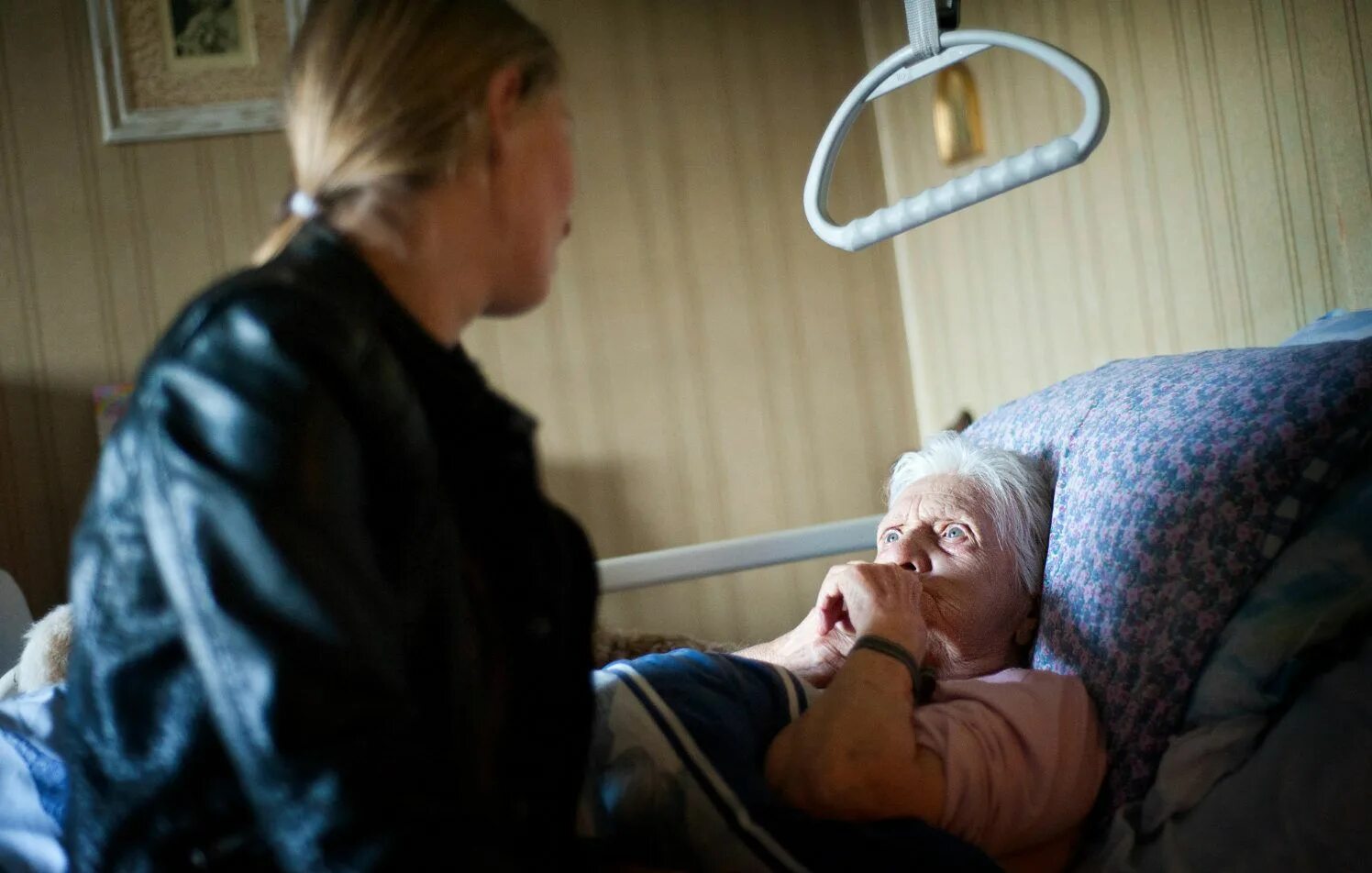 Умирает старший в семье. Смерть пожилого человека. Пациент плачет. Пирс броснан фильм самый лучший. Беседа с пожилым.