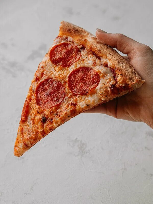 Кусочек пиццы. Кусок пиццы. Додо пицца кусок. Кусок пиццы в руке. 3 кусочка пиццы