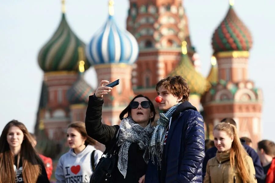 молодежь москвичи. молодежь москвичи. москвичи фото люди. молодежь на красной площади. московская молодежь.