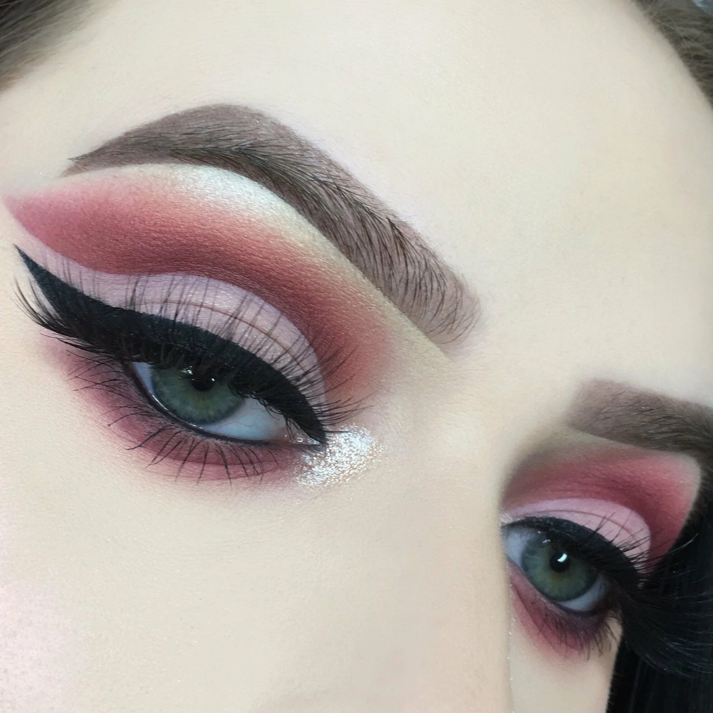 Макияж ката. Cut crease макияж. макияж глаз cut crease. кэт крис. кэт крис макияж.