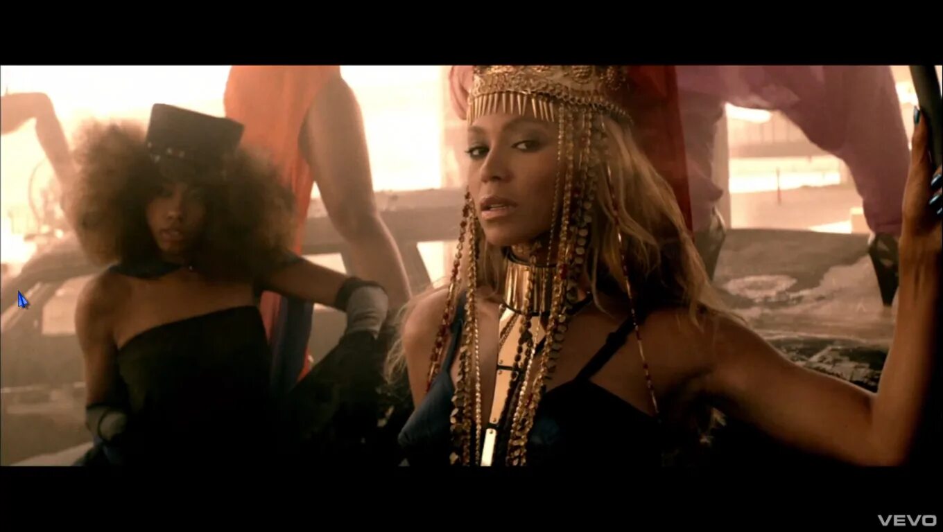 Run the world girls. Бейонсе в клипе Бейонсе. Бейонсе ху РАН зе ворлд. Бейонсе Run the World. Бейонсе в клипе Diva.