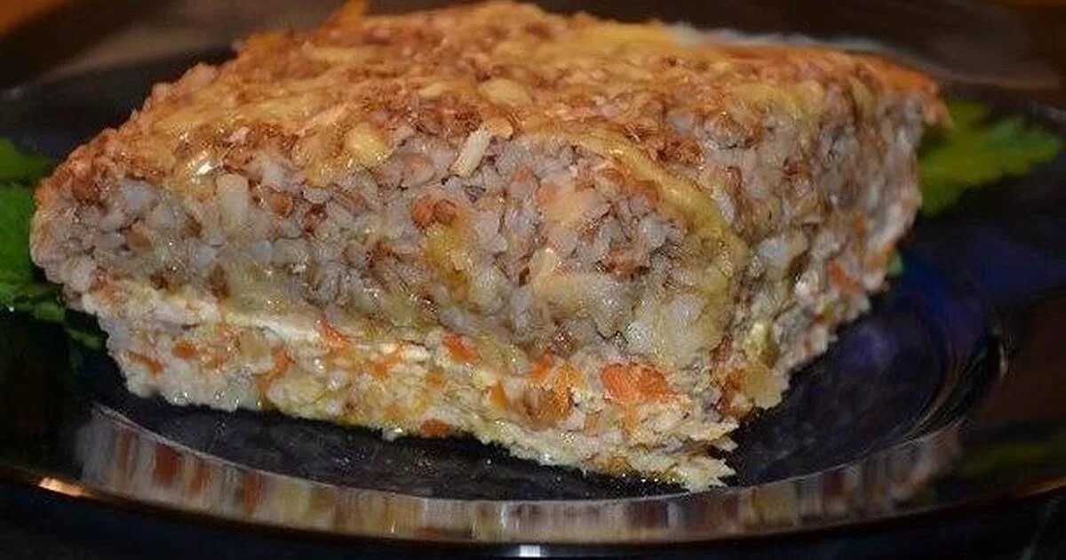 Запеканка из гречневой каши. Запеканка с фаршем и гречкой в духовке. Запеканка с фаршем и гречкой. Гречневая запеканка. Запеканка из гречки с фаршем.