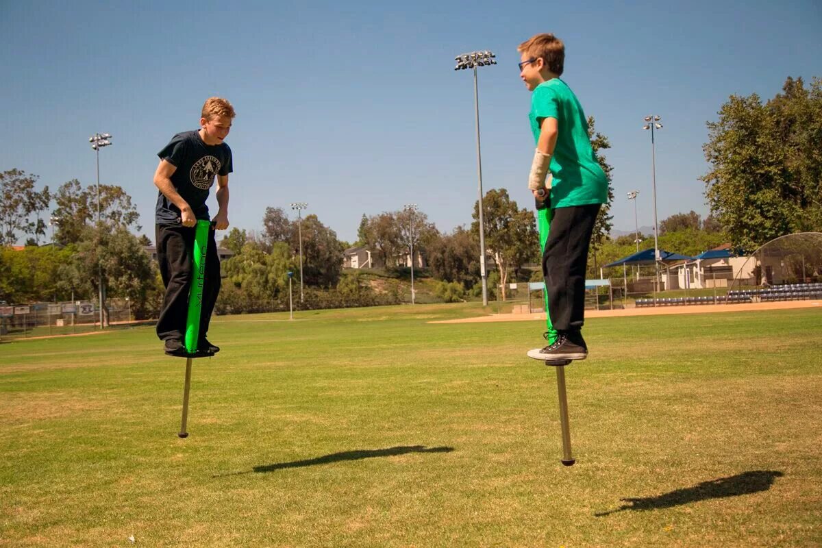 Стик на двоих. Pogo Stick Vurtego v4 Pro. Пого-стик кузнечик. Пого стик Vurtego. Кузнечик попрыгунчик тренажер.