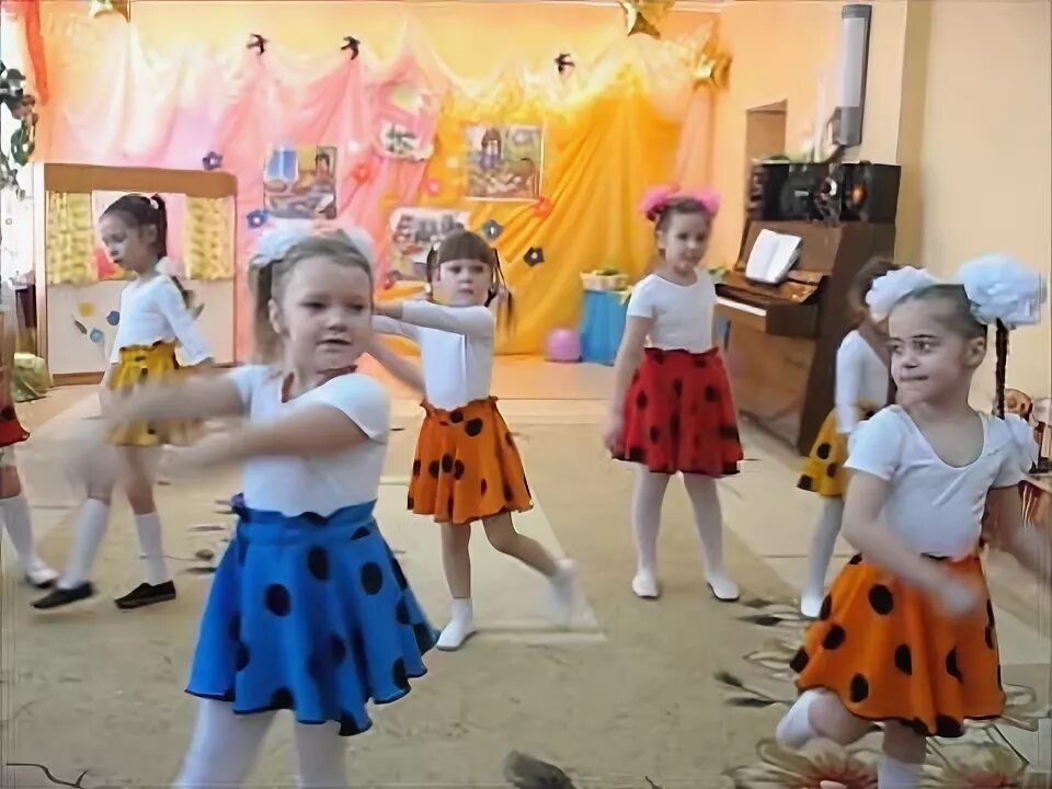 Танец мы маленькие звезды. Танец маленькие звезды. Маленькие звезды танец в детском саду. Маленькие звезды танец в детском саду. Дет танец маленькие звезды.