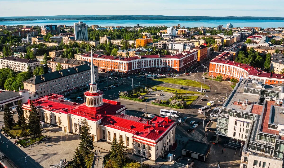 Столица Карелии Петрозаводск. Петрозаводск центр города. Памятники Петрозаводска столицы Карелии. Карелия Петрозаводск набережная.