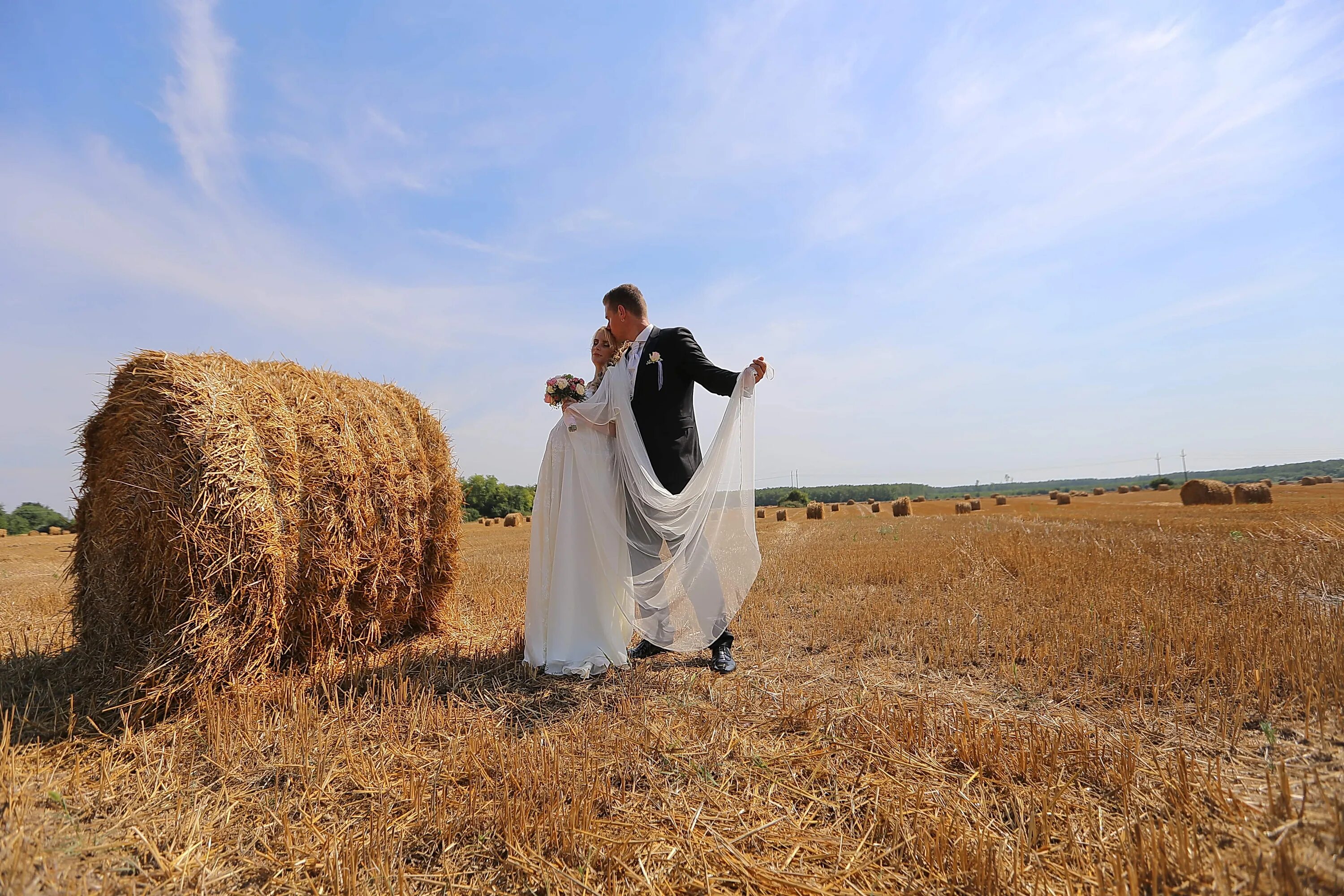 Свадебная фотосессия в поле. Свадебная фотосессия в поле с сеном. Невеста в поле. Жених и невеста в поле. Брачное поле