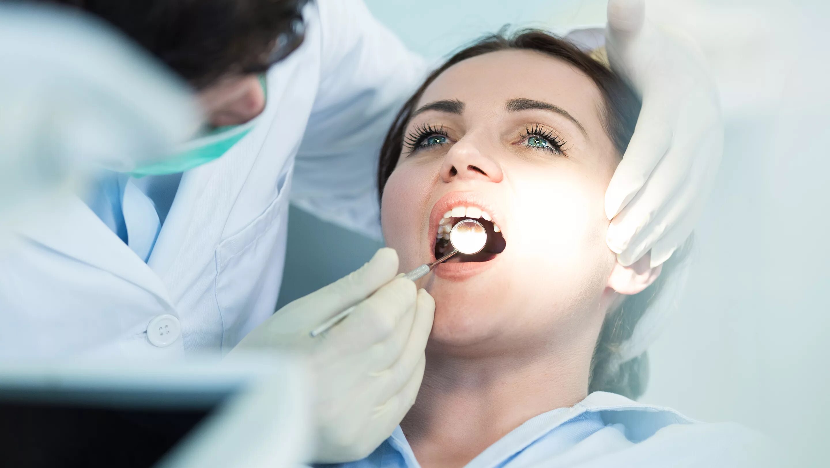 Осмотр стоматолога. Стоматолог и пациент. Обследование у стоматолога. Осмотр в стоматологии.