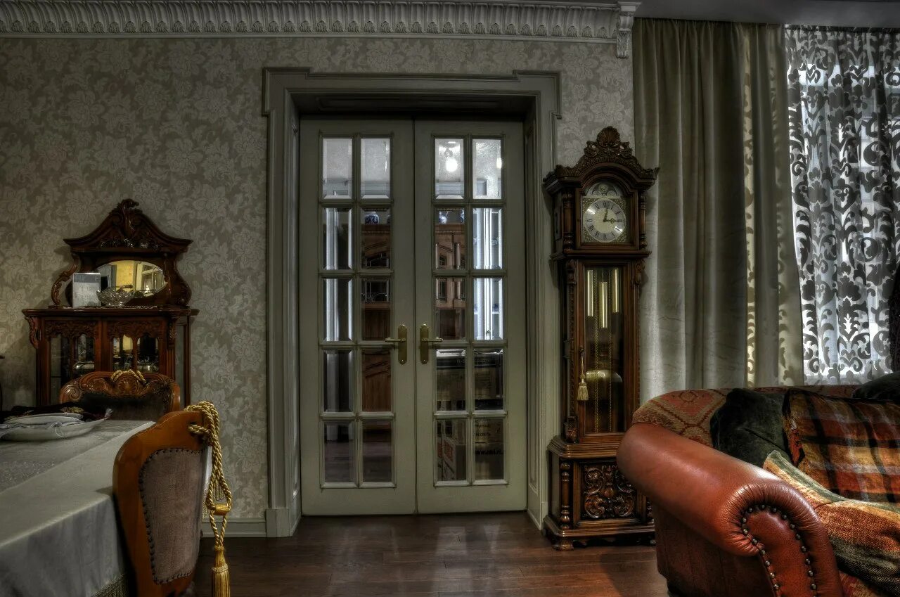 Входная дверь. Парадные старый фонд санкт-петербурга. Парадный подъезд. Дверь в квартиру монеточки. Испорченная дверь в квартиру.