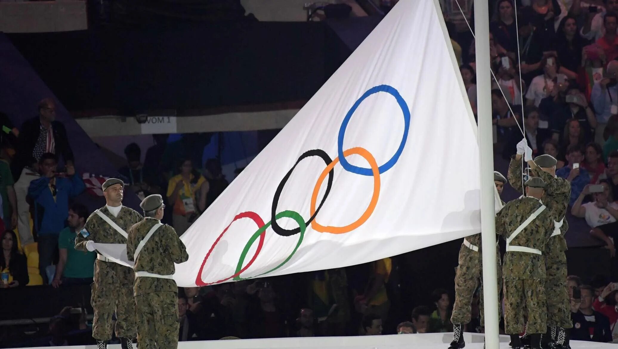 Флаг на церемонии. Поднятие олимпийского флага. Поднятие флага на Олимпиаде. Вынос олимпийского флага. Церемония открытия летних Олимпийских игр 2016.