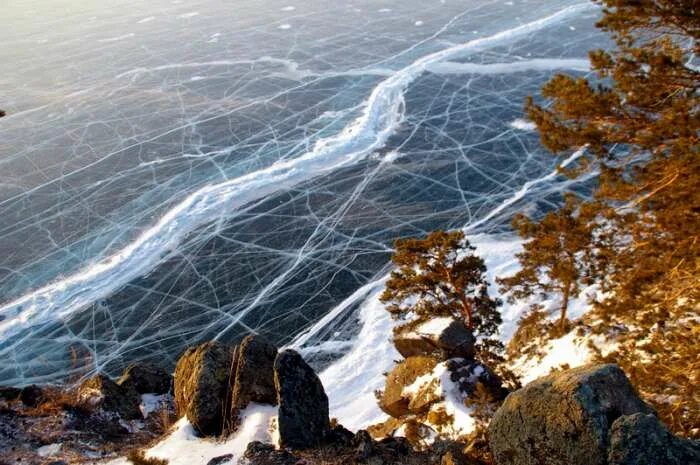 Становые щели на Байкале. Байкал трещины на льду. Становая трещина на Байкале. Великое озеро Байкал.