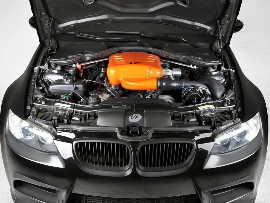 Открыть капот автомобиля. BMW m3 (e90) мотор. БМВ е92 под капотом. BMW m3 e90 под капотом. M3 e90 мотор.