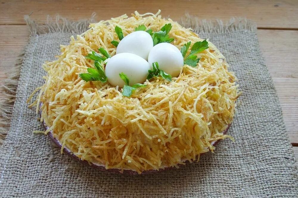 Салат из куриных яиц простой. Салат глухариное гнездо. Салат перепелиное гнездо. Гнездо глухаря порционно. Салат глухариное гнездо классический.