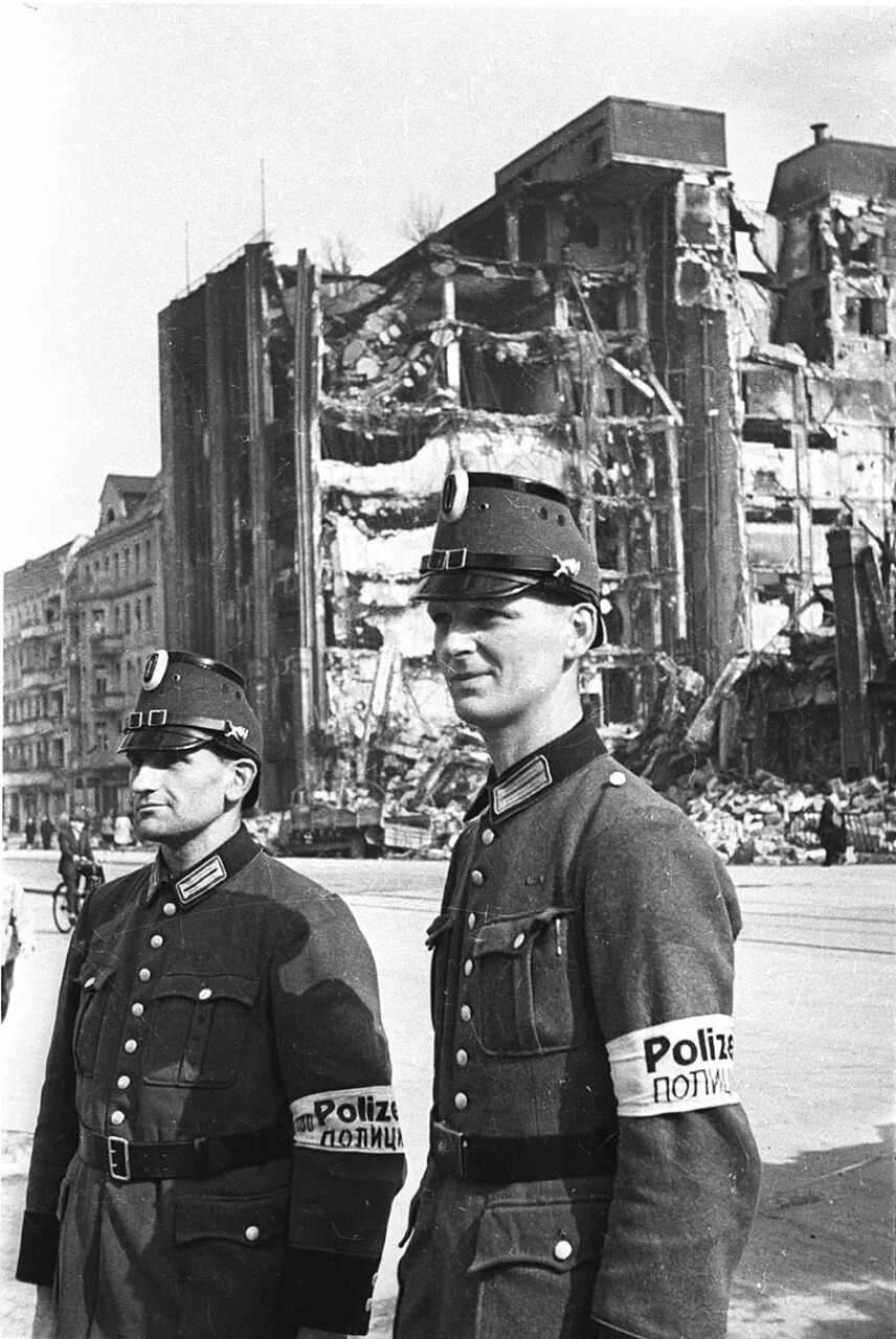 Кто такие полицаи. Полиция Берлина 1945. Полицаи Германии 1942. Форма полиции Германии 1941-1945.