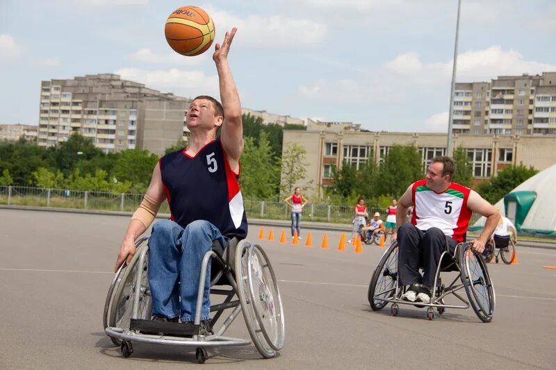 Активная жизнь инвалидов. Спорт колясочников. Активные инвалиды. Спорт среди инвалидов. Технические соревнования для людей с ограниченными возможностями.