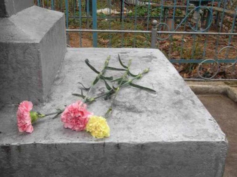 Толкование сна кладбище. Цветы на могилу. Цветы на кладбище. Снится кладбище и могилы. Приснились памятники родных на кладбище.