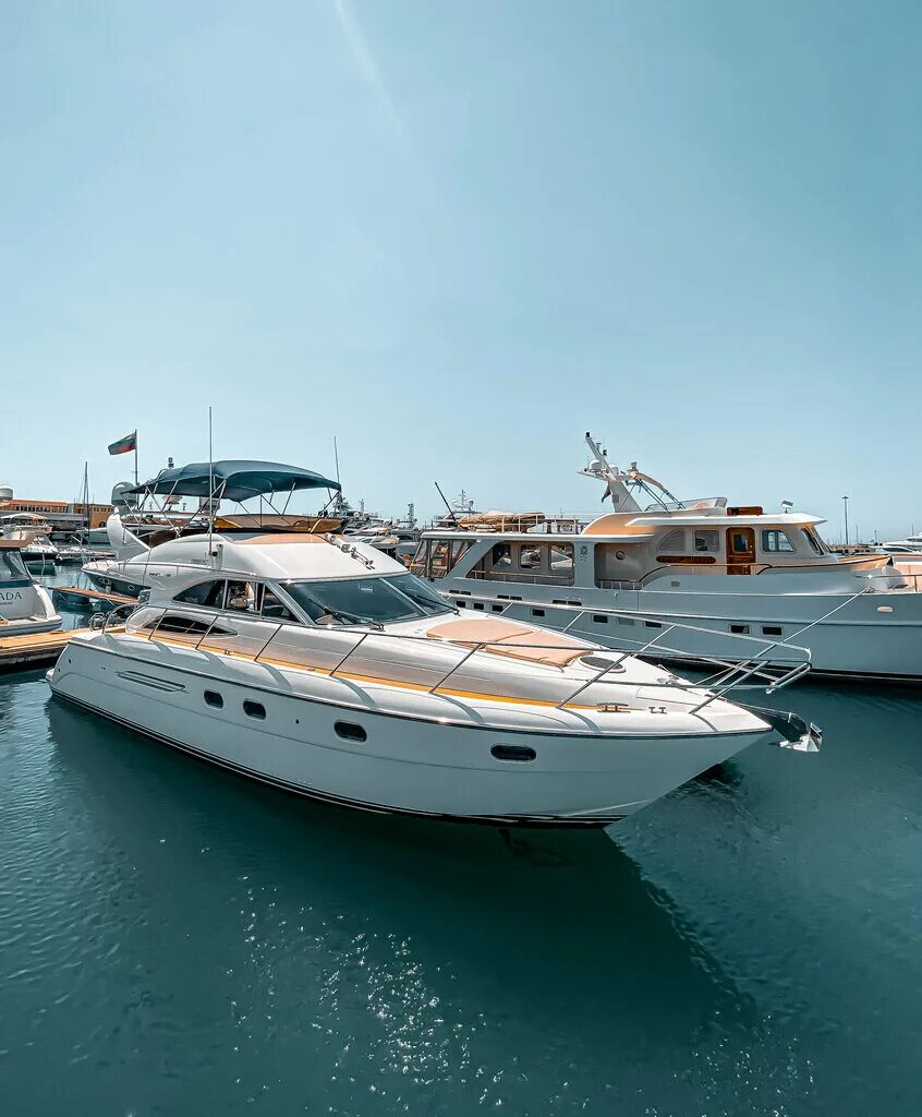 Яхта сочи адлер. Морской порт сочи яхты. Cranchi 32 яхта. Аренда яхты в сочи. Яхта сочи.