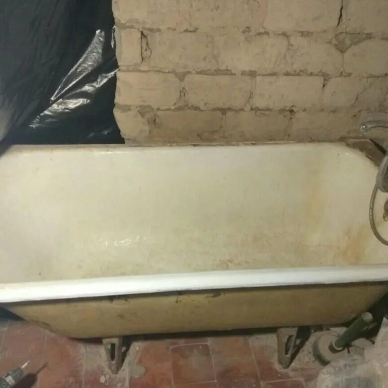 Старая чугунная ванна. Подкладки под чугунную ванну. Старый чугуннные ванны. Подставка под чугунную ванну. Сдать старую ванну