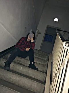 В подъезде с ней