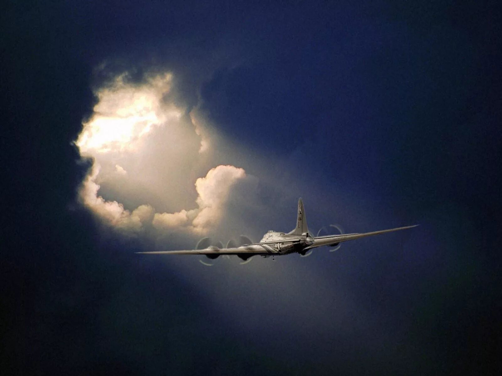 Полетели ночи. Самолет в небе. Самолет в облаках. Самолет в ночном небе. Самолёт ночью в небе.