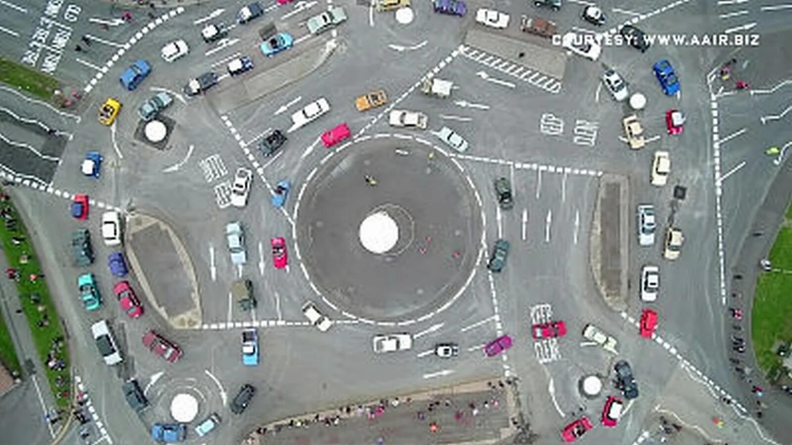 The biggest Roundabouts. Шарджа j Electronics Roundabout. The biggest Roundabout in the World. Roundabouts in London. Huge round