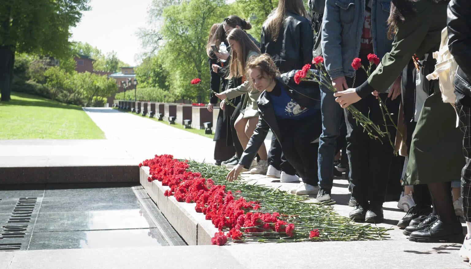 У могилы неизвестного солдата песня. Возложение цветов. Могила неизвестного солдата. Возложение венков к могиле неизвестного солдата 9 мая 2023. Цветы у могилы неизвестного солдата.