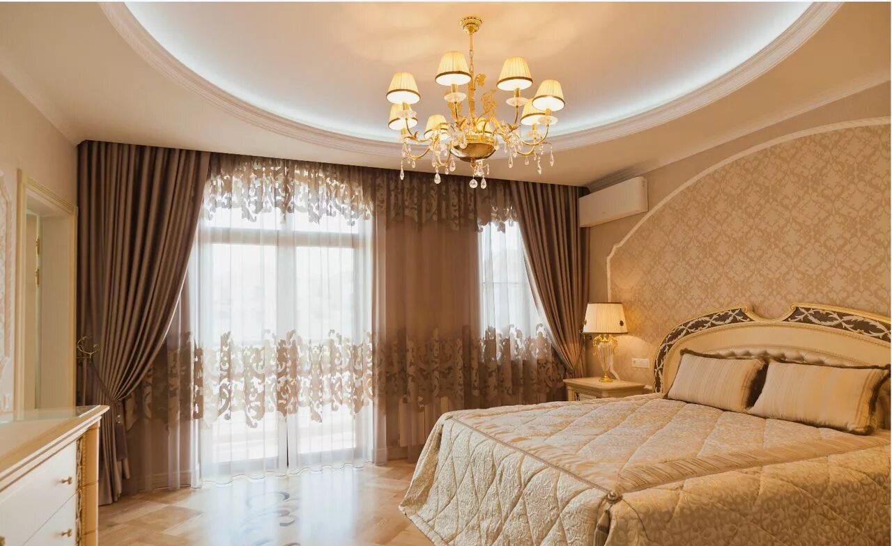 шторы коричневые с золотом. золотые шторы в спальню. золотистые шторы в классическом стиле. золотые обои какие шторы. золотистые шторы в спальню.