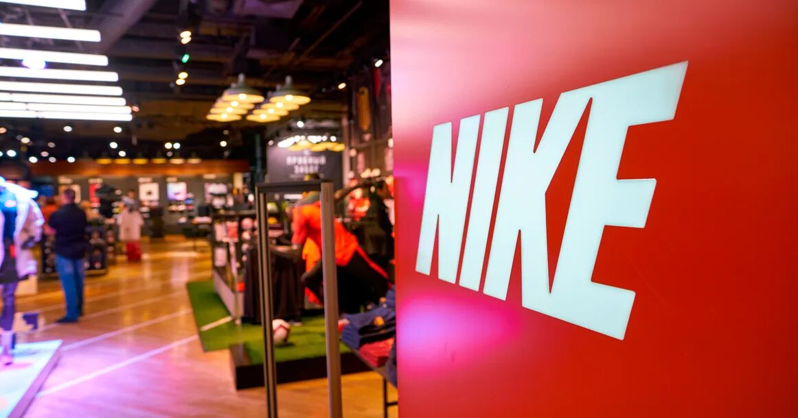 Nike магазин. Nike вывеска. Nike вывеска магазина. Магазин Nike в Москве вывеска.