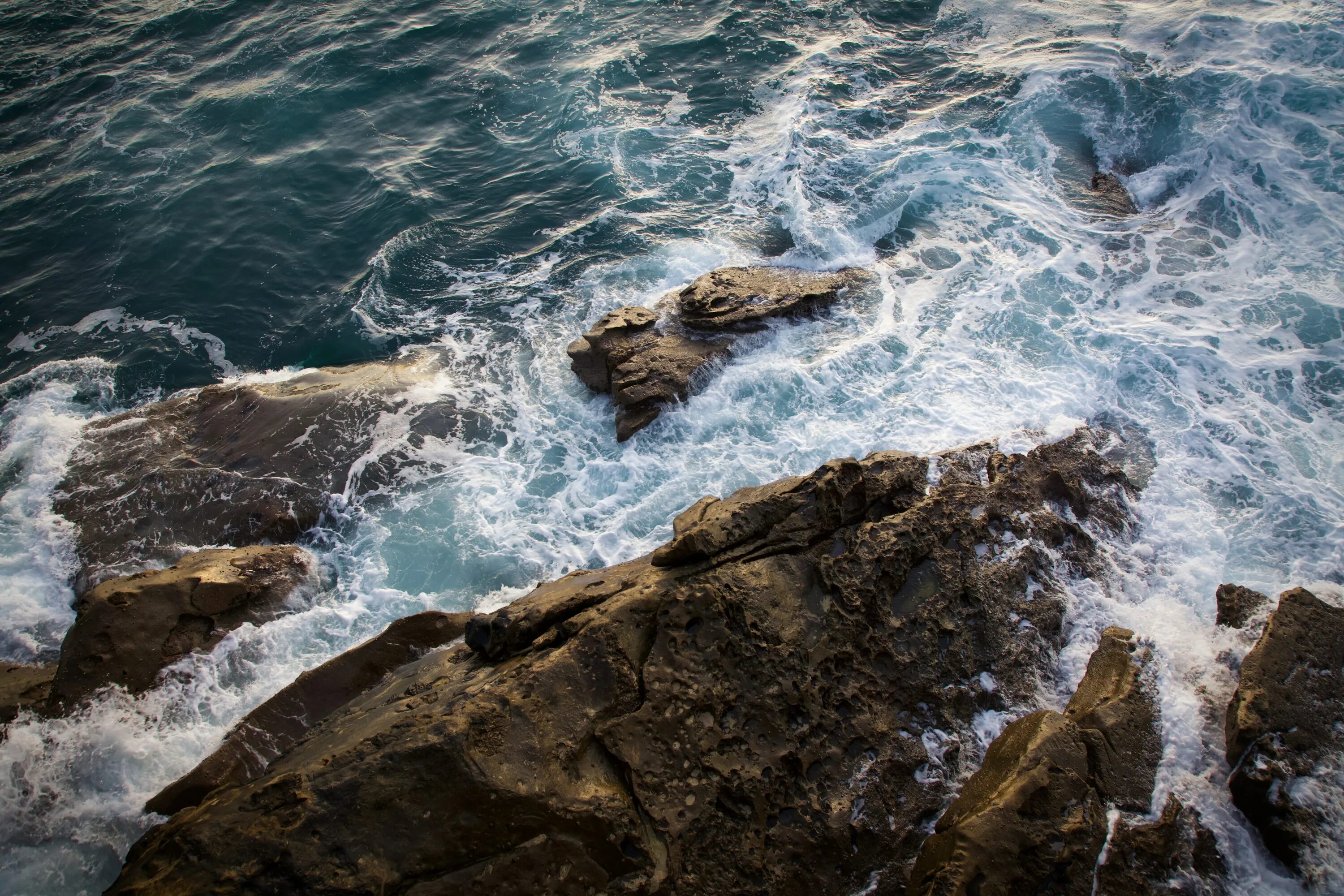 Море, волны. Море скалы. Море волны скалы. Море скалы обои. Обои на телефон волна