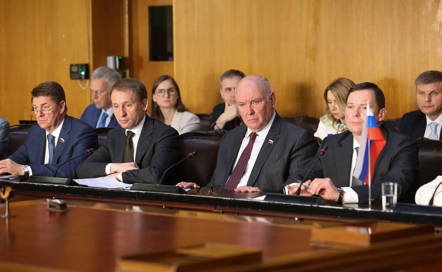 проход делегации. встреча делегации в аэропорту. афганистан официальный визит совет федерации. визит официальной делегации. визит официальной делегации.