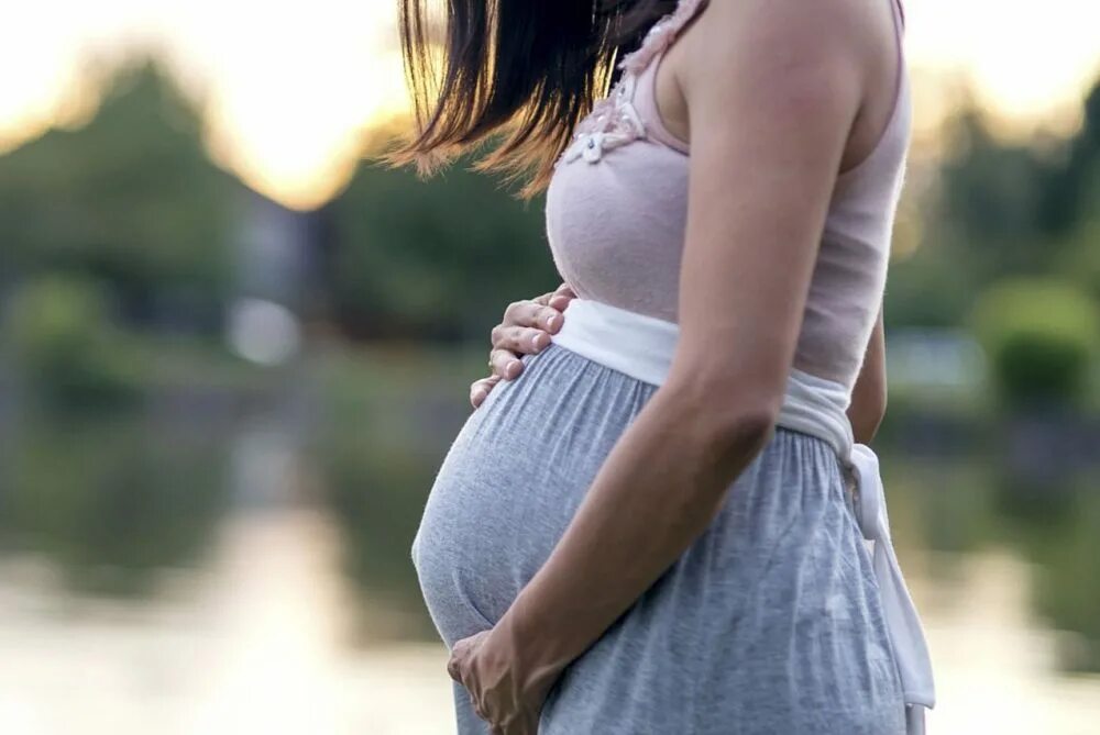 2 беременность в 35 лет. Фотосессия беременной на улице. Беременные женщины в возрасте фото.