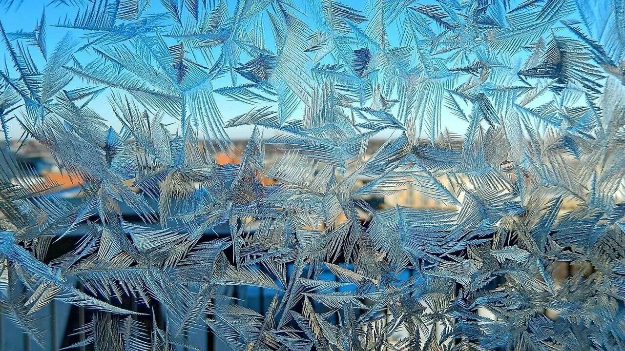 узоры на стекле. бальмонт морозные узоры. морозные узоры на стекле. морозный иней. морозные узоры.