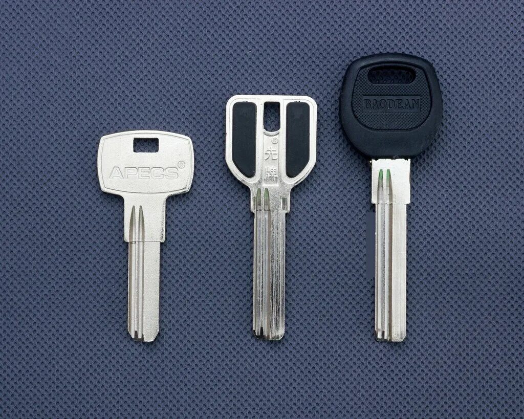 металлоремонт ключи. копия ключей. ключи от квартиры на столе. английский ключ дверной. ключи от машины.