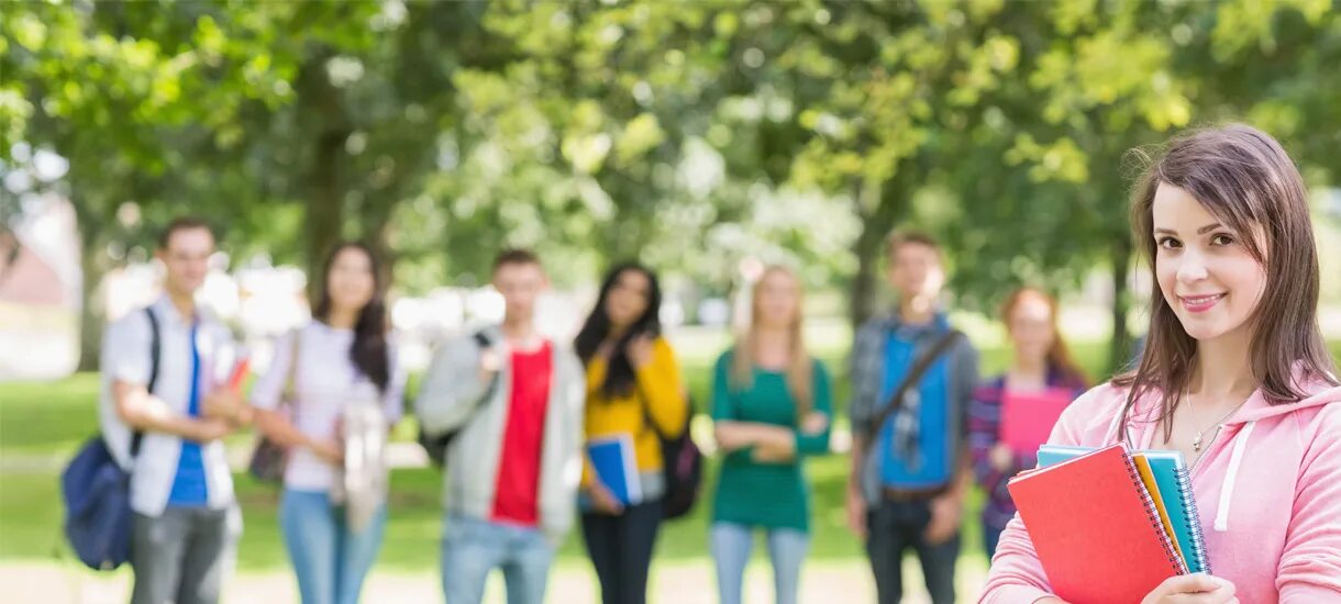 Student park. Студенты в парке. Девушки в колледже. Первокурсник в парке. Студенты в парке фото.